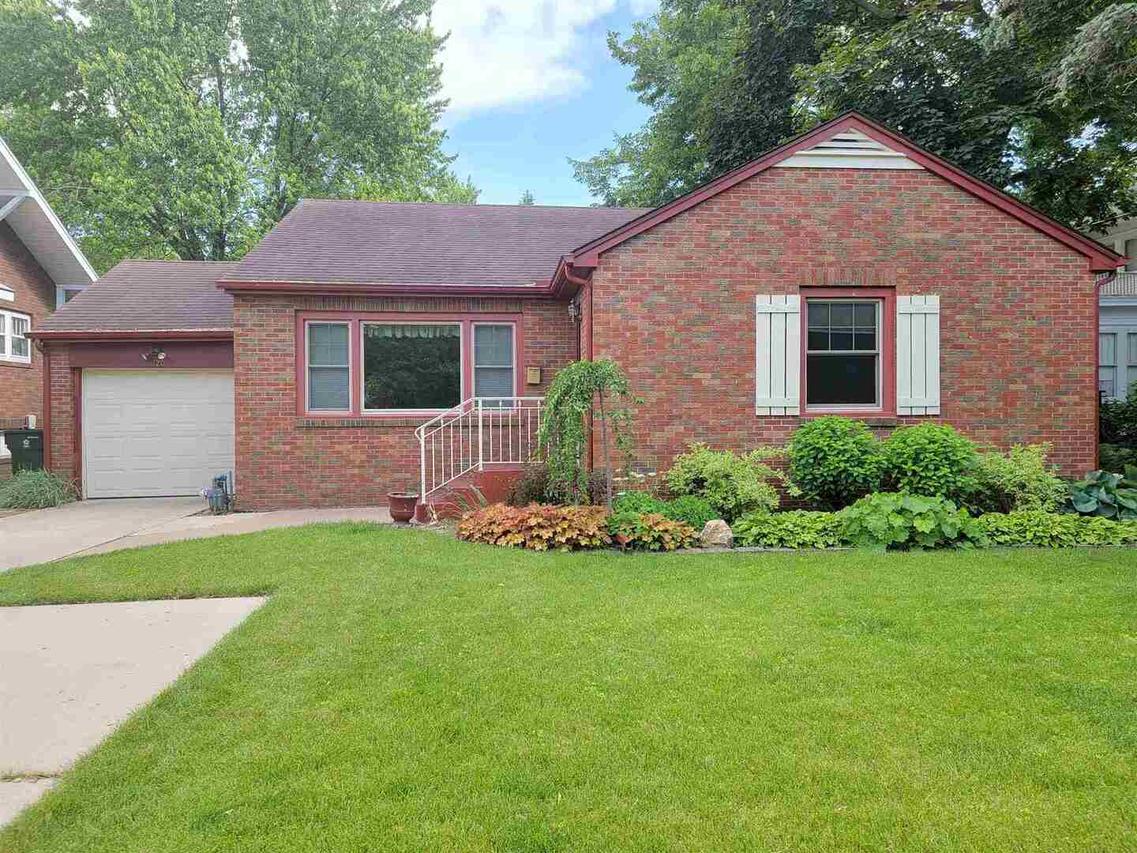 120 W Main St., Geneseo, IL 61254