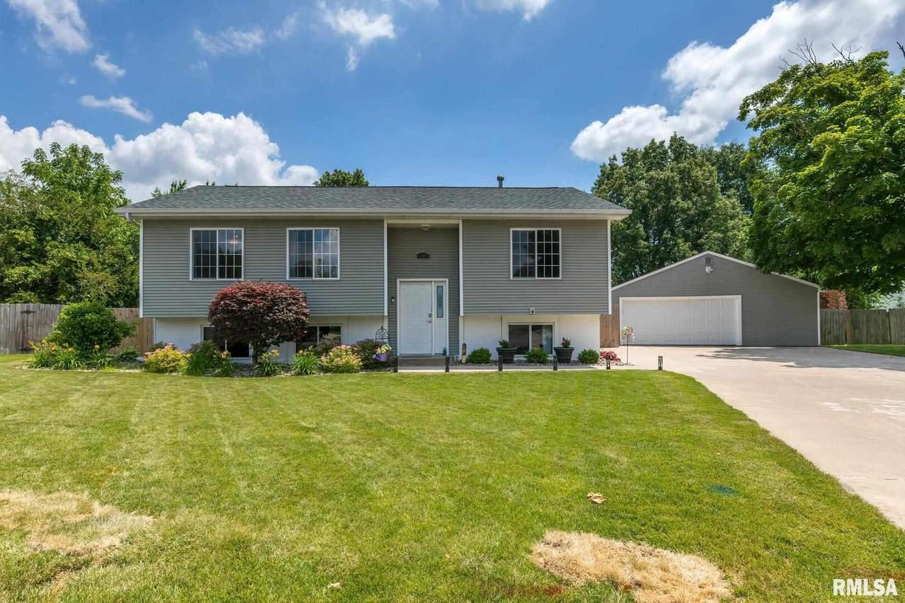 201 W 17th Avenue Ct., Coal Valley, IL 61240