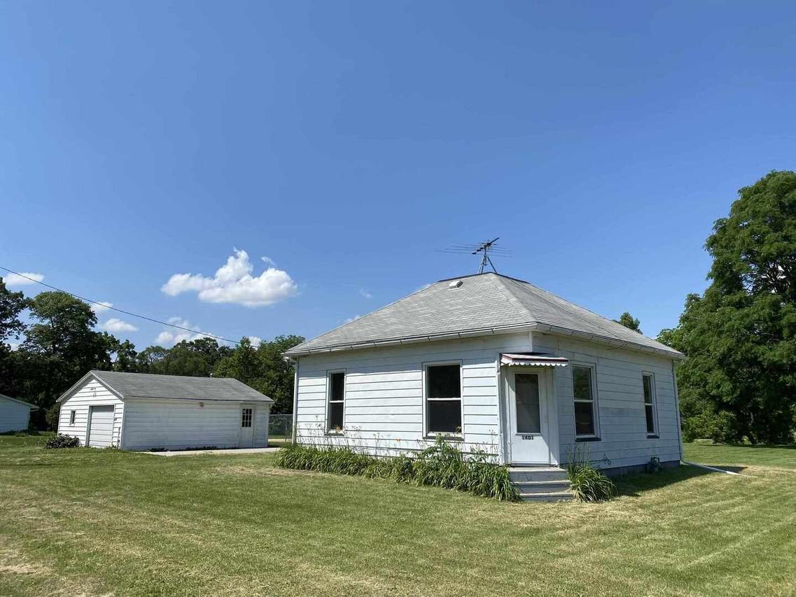 1401 15th St., Viola, IL 61486