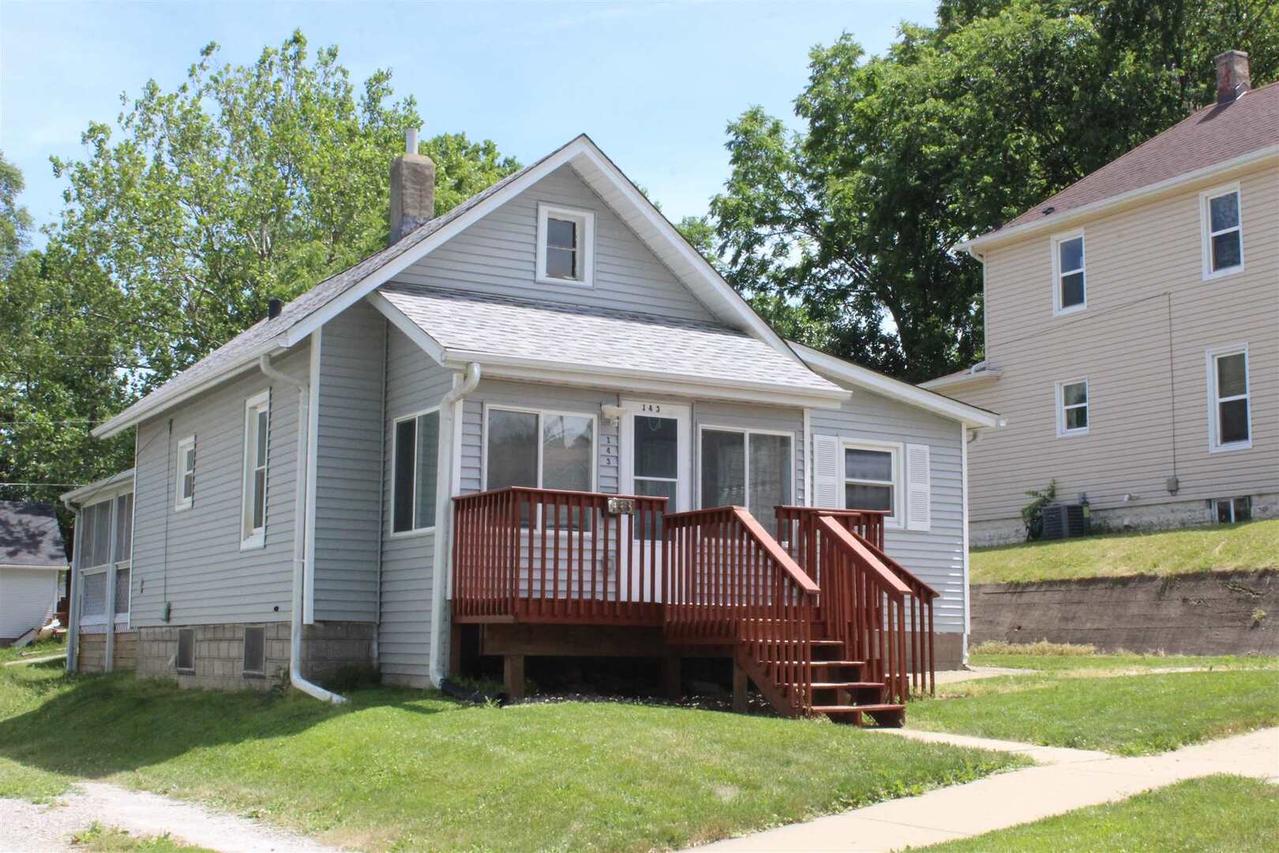 143 6th St., Silvis, IL 61282