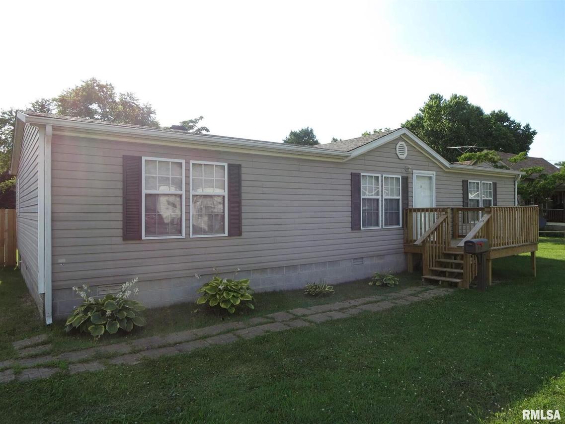 910 Newton Ave., Johnston City, IL 62951