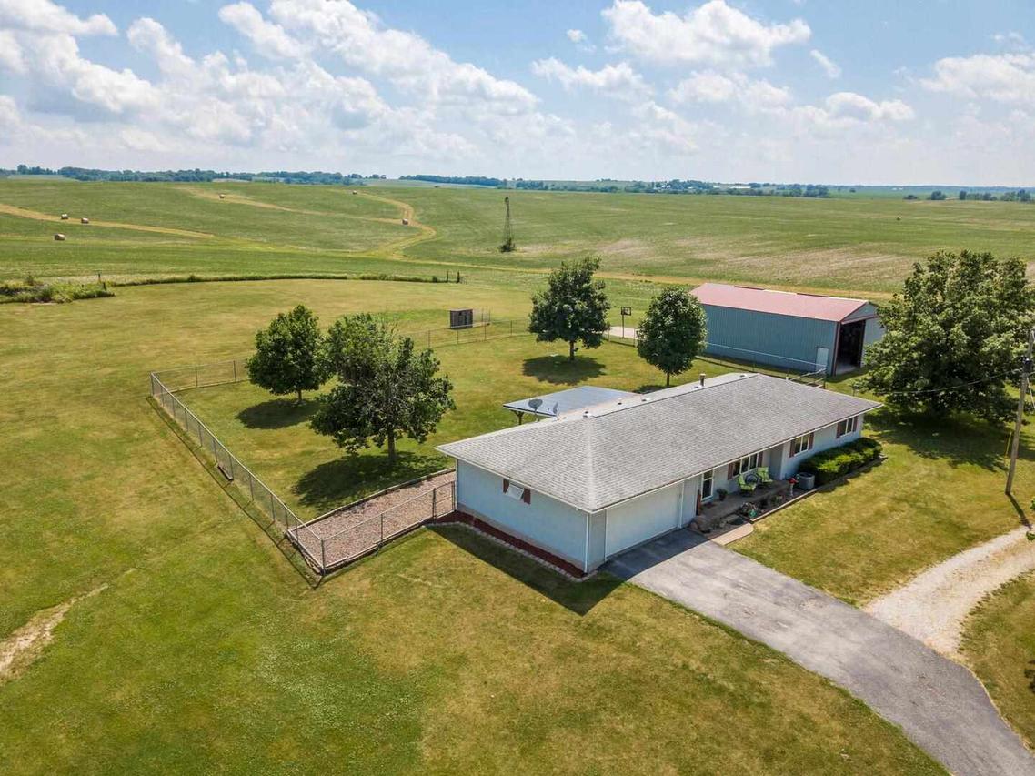 2931 130th Ave., Viola, IL 61486