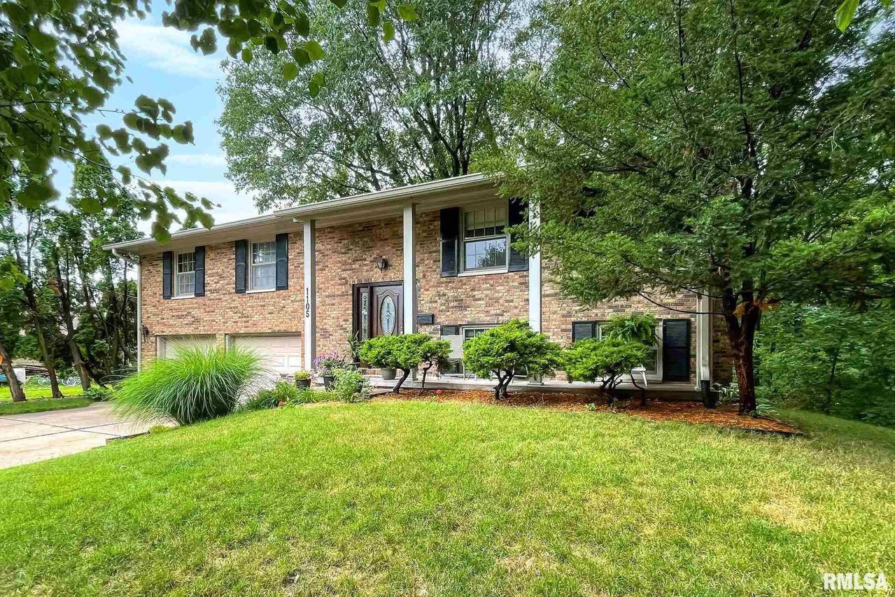 1105 36th Street Ct., Moline, IL 61265