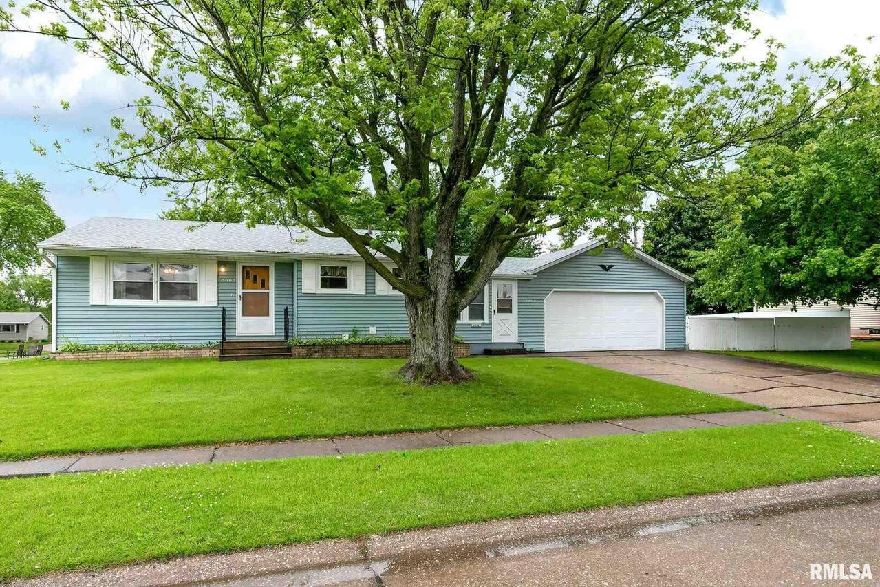 5002 49th Street Ct., Moline, IL 61265