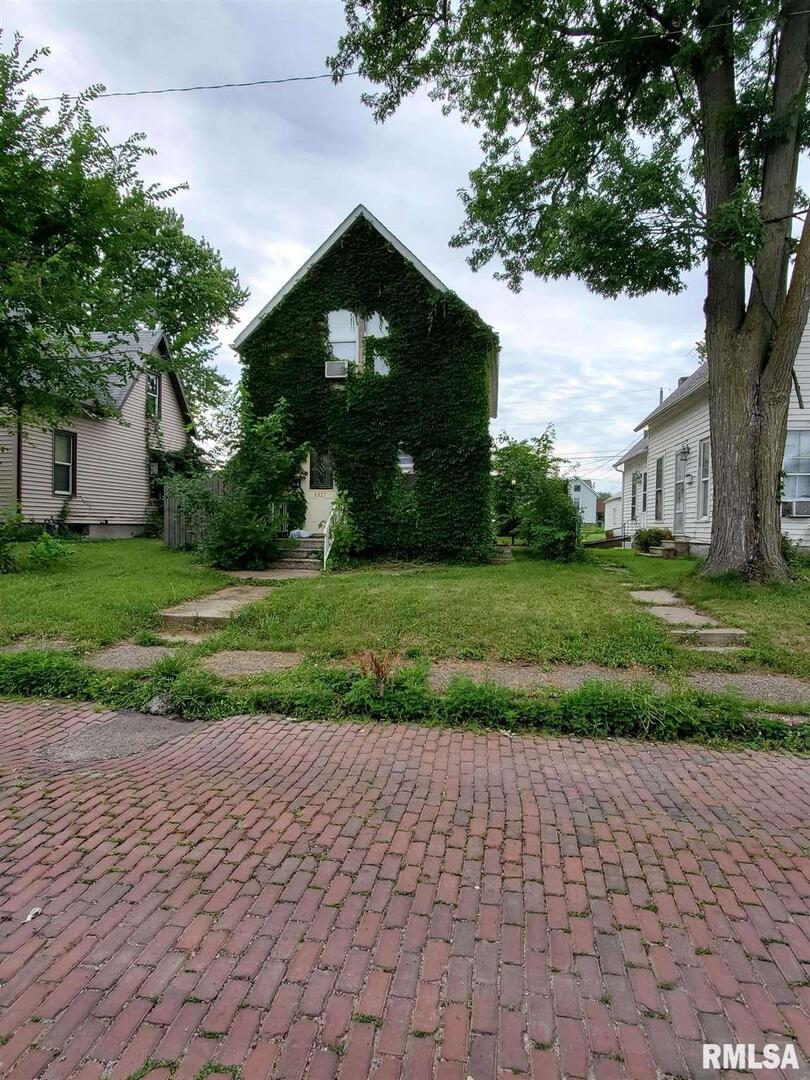 1327 15th St. #A, Moline, IL 61265