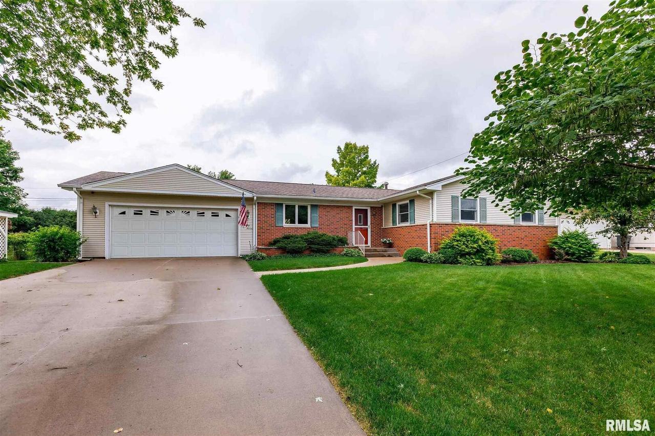 827 5th Avenue Dr., Andalusia, IL 61232