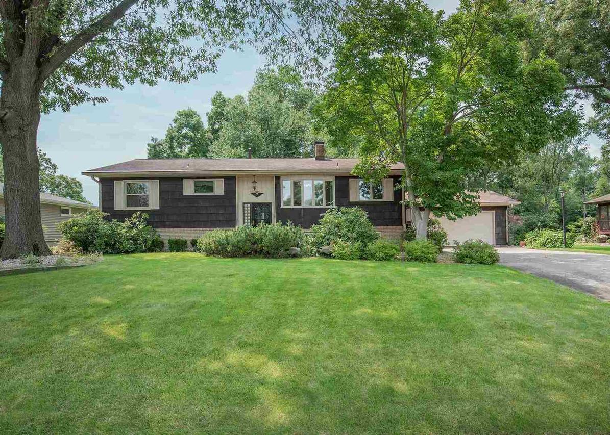 2400 Kingsbury Dr., East Moline, IL 61244