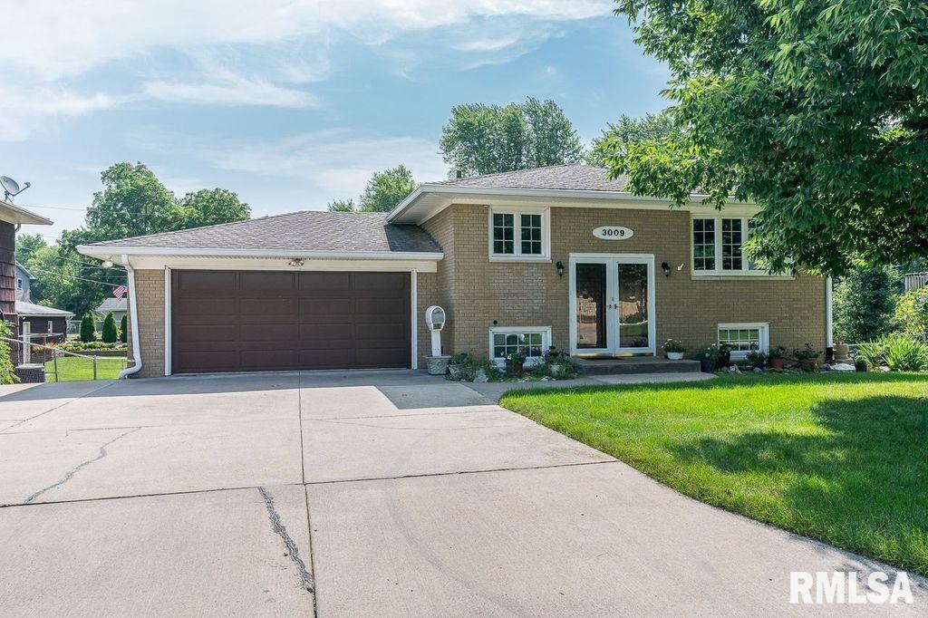 3009 43rd St., Rock Island, IL 61201