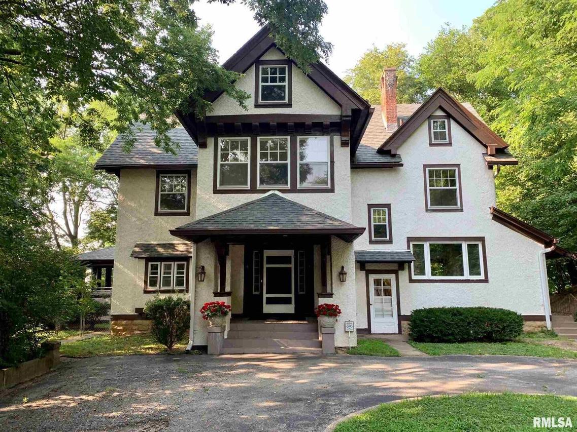 2711 8th Ave., Moline, IL 61265