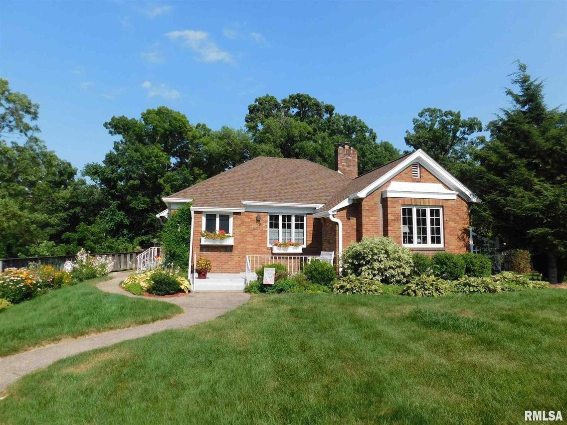 2156 10th Street Pl., East Moline, IL 61244