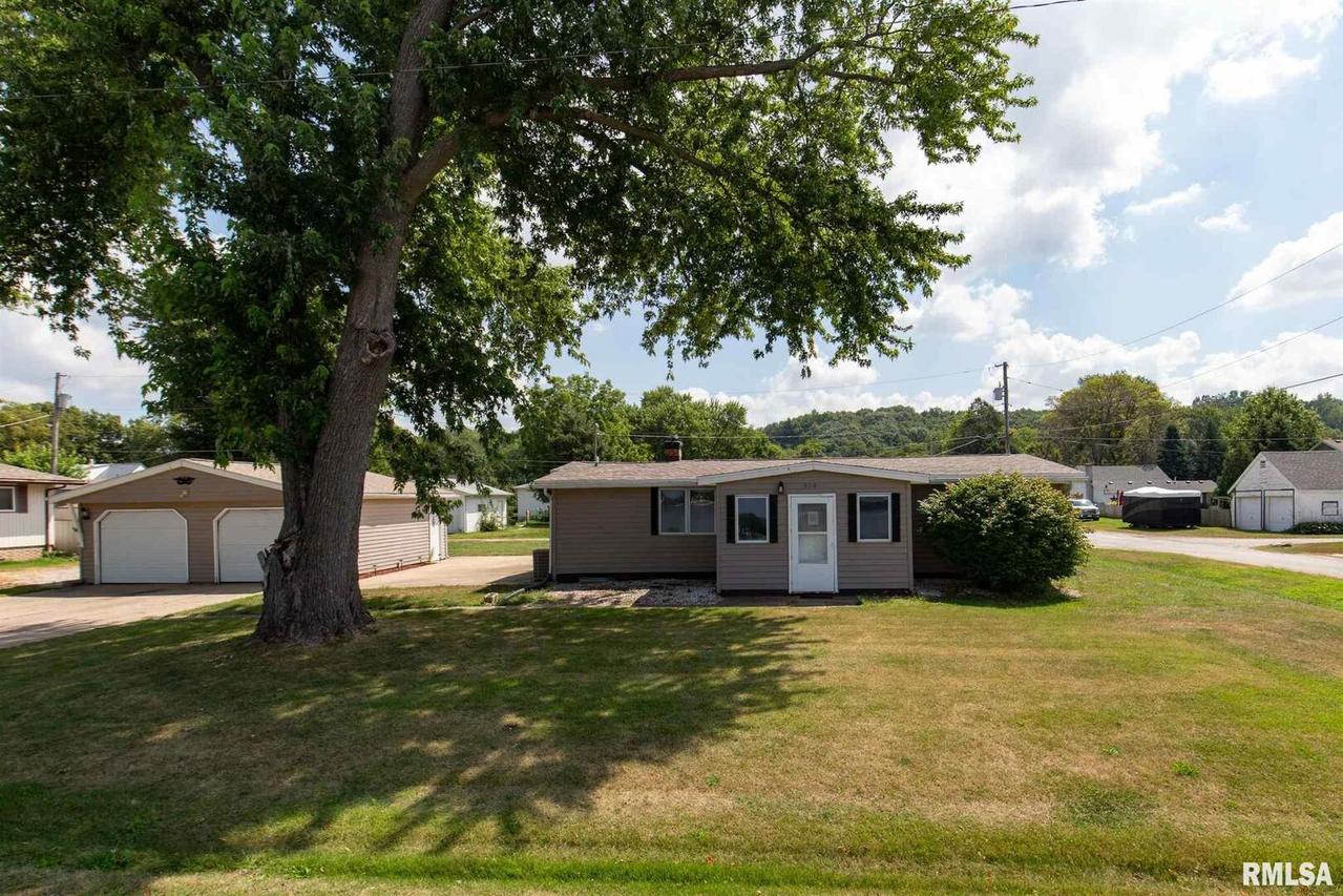 300 1st Ave., Hampton, IL 61256