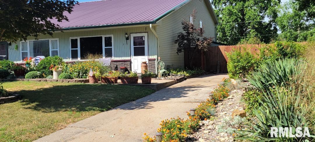 210-212 W 8th St., Andalusia, IL 61232