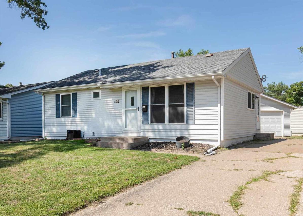 4817 52nd Ave., Moline, IL 61265