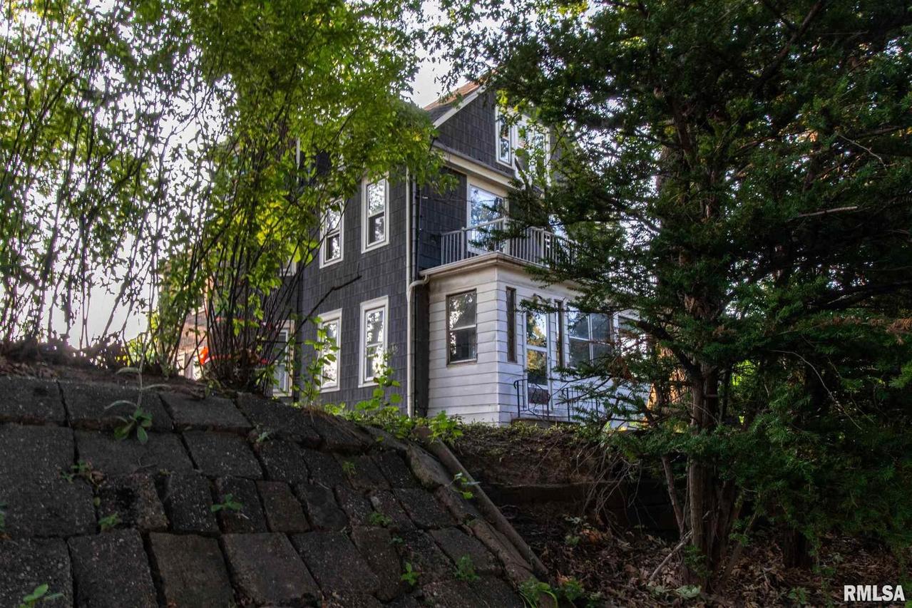 1103 3rd St., Moline, IL 61265