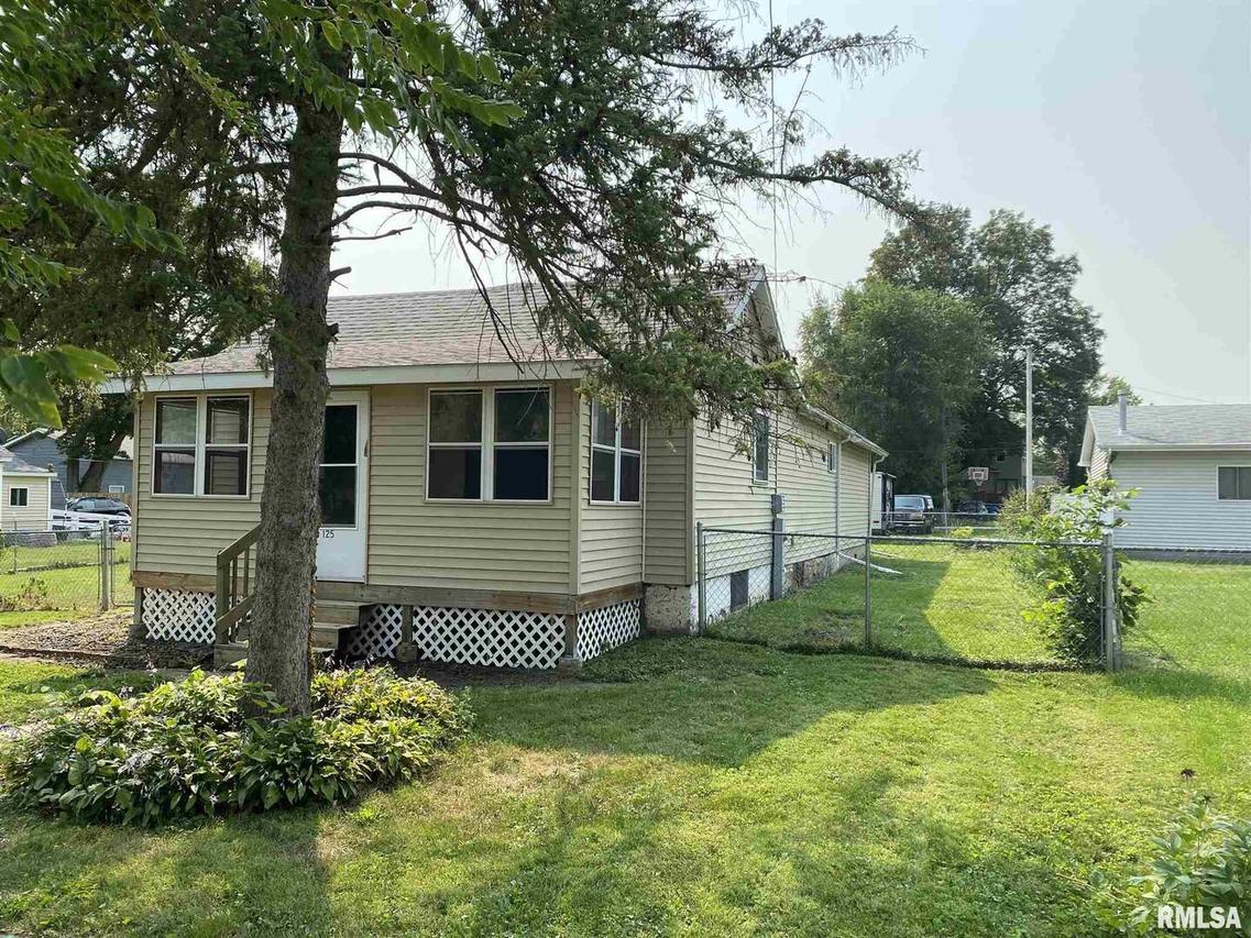 125 1st St., Carbon Cliff, IL 61239