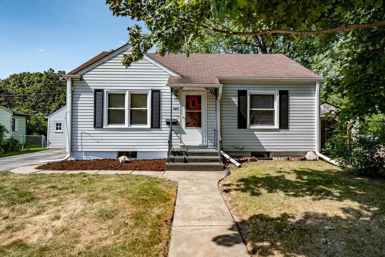 8 Blackhawk Hills Ct., Rock Island, IL 61201