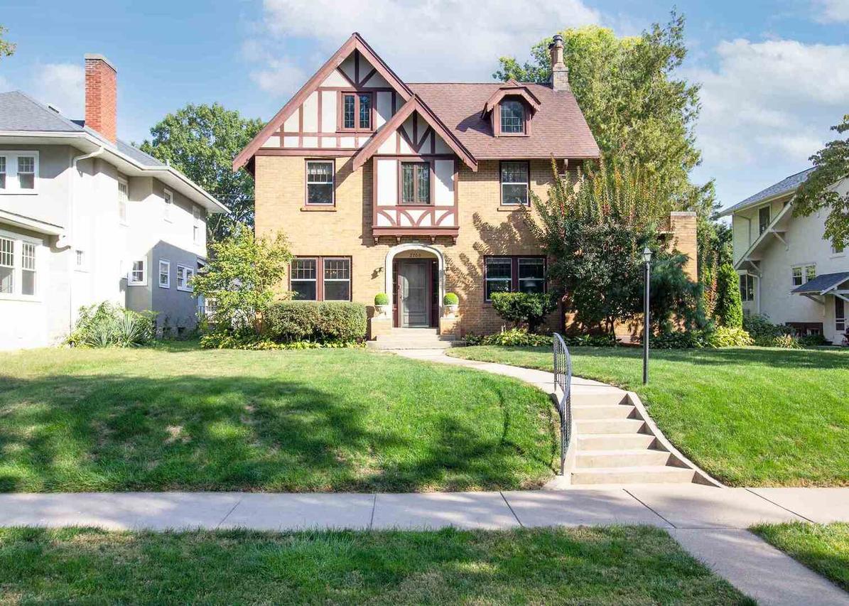 2709 16th Ave., Moline, IL 61265