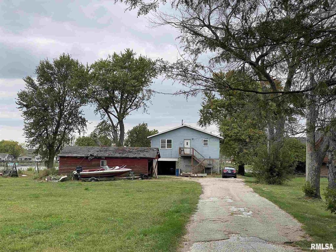 2413 S Shore Dr., Moline, IL 61265