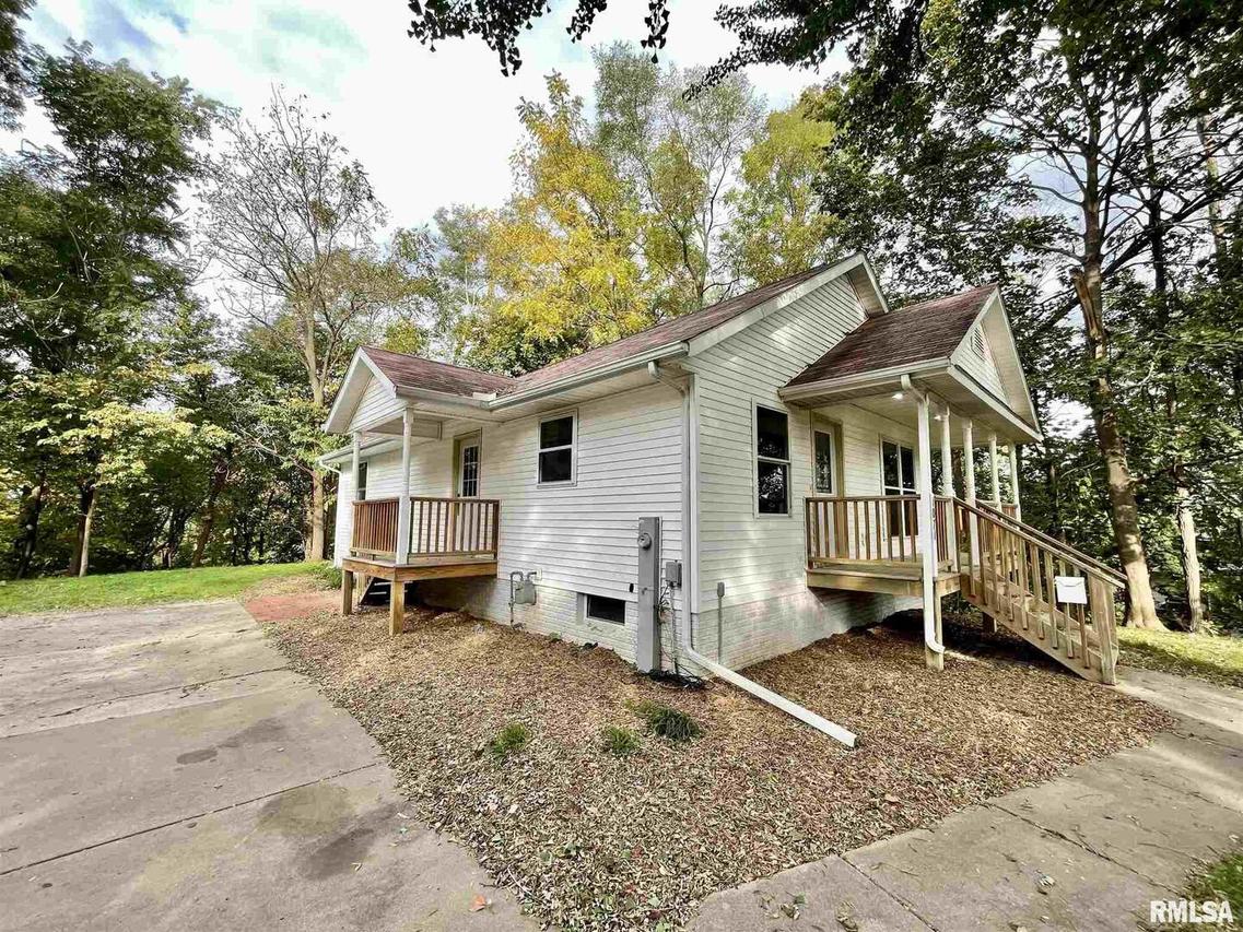 1071 15th St. #A, Moline, IL 61265