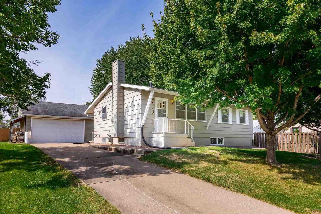 3213 4th St., Moline, IL 61265