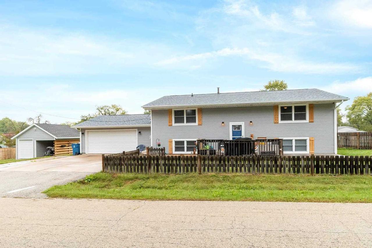 1201 3rd Ave., Rapids City, IL 61278