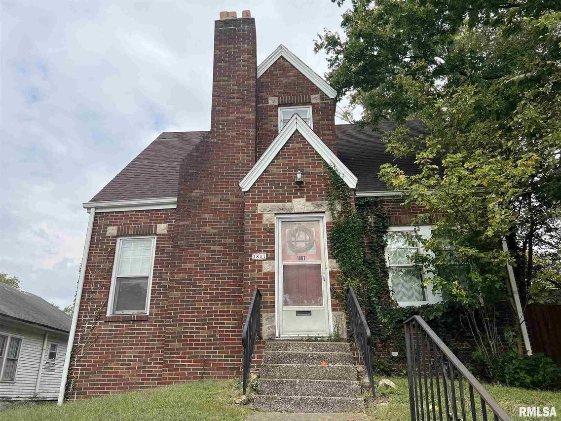 1807 E Oak St., West Frankfort, IL 62896