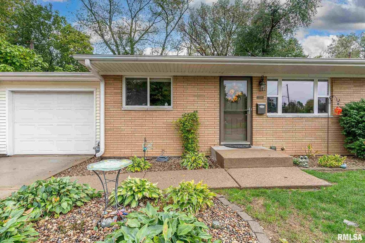 2206 7 1/2 St., East Moline, IL 61244