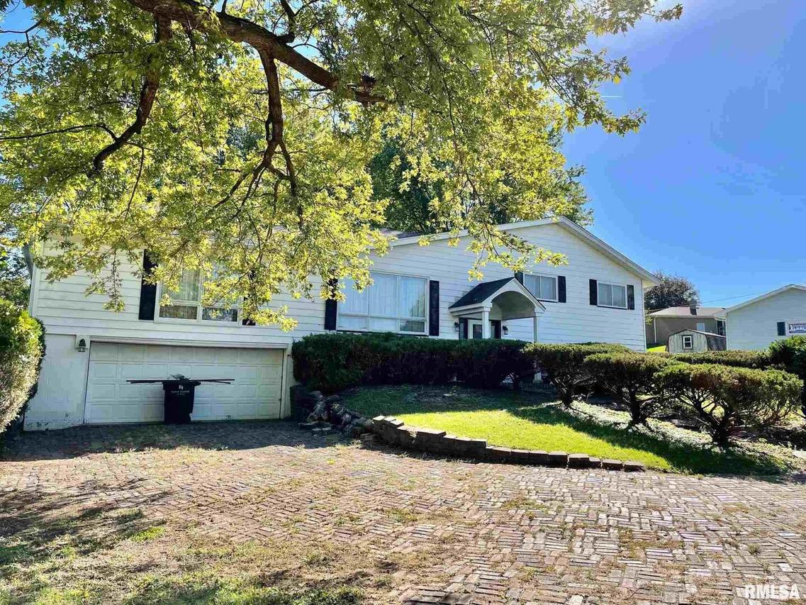 8313 Ridgewood Rd., Rock Island, IL 61201