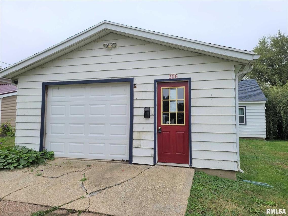 306 S 8th Ave., Albany, IL 61230