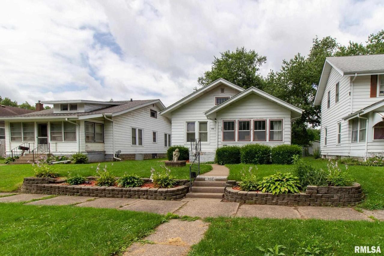 256 6th St., Silvis, IL 61282