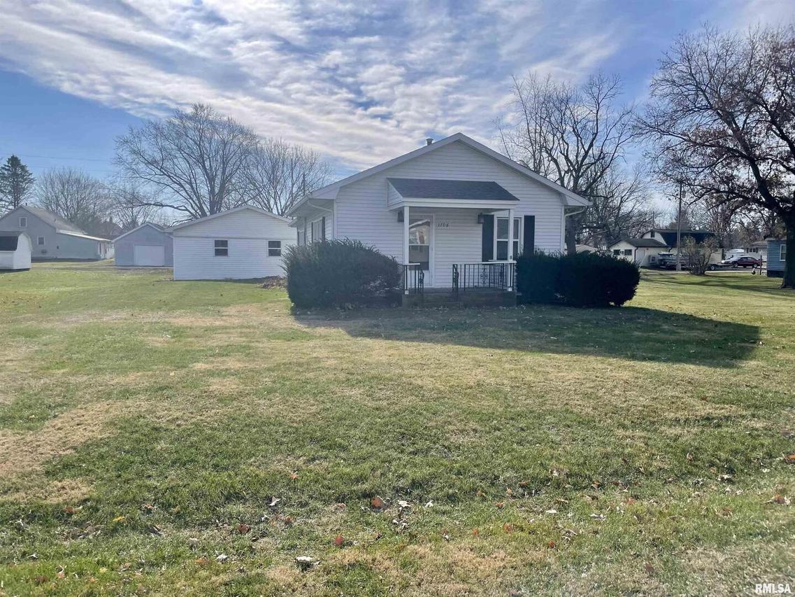 1706 15th Ave., Viola, IL 61486