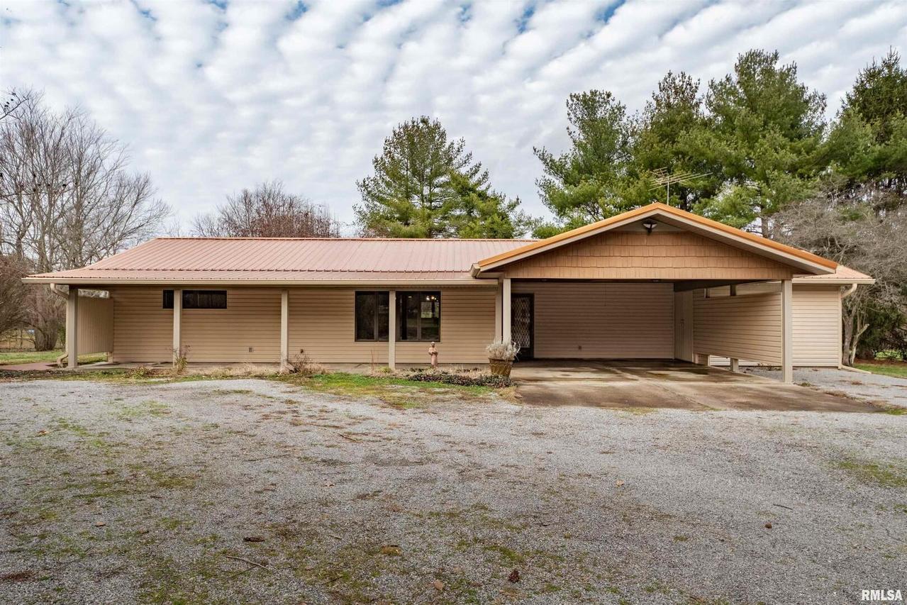 1305 E Clark Trail, Herrin, IL 62948