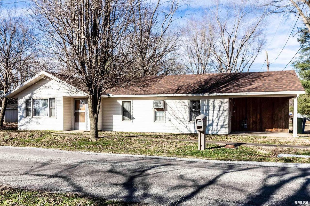 204 W Board St., Elkville, IL 62932