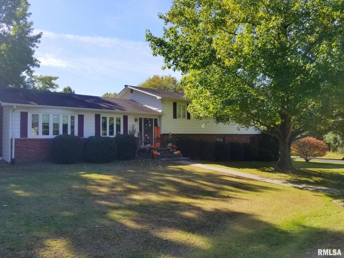 201 Country Ln., Duquoin, IL 62832