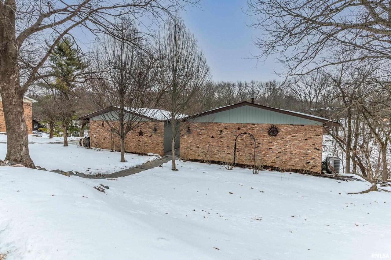 3522 52nd St., Moline, IL 61265