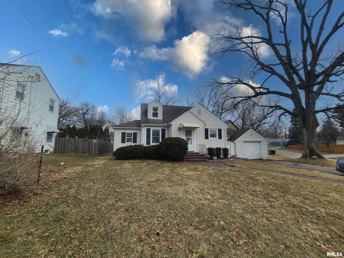 2037 28th St., Rock Island, IL 61201