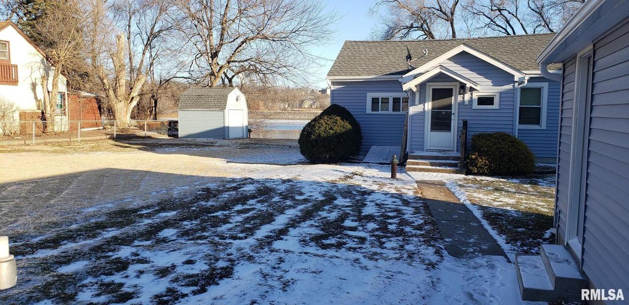530 Island Ave., East Moline, IL 61244