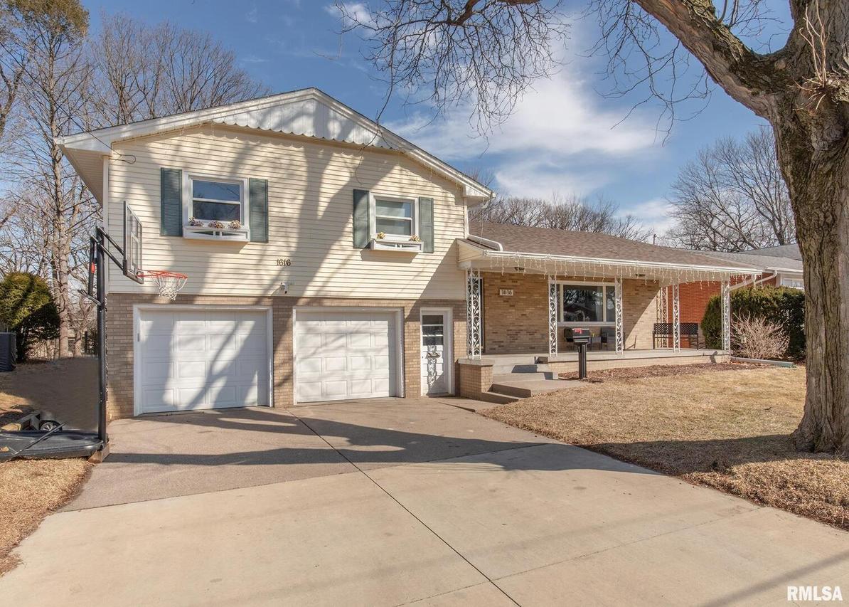 1616 40th Street Ct., Moline, IL 61265