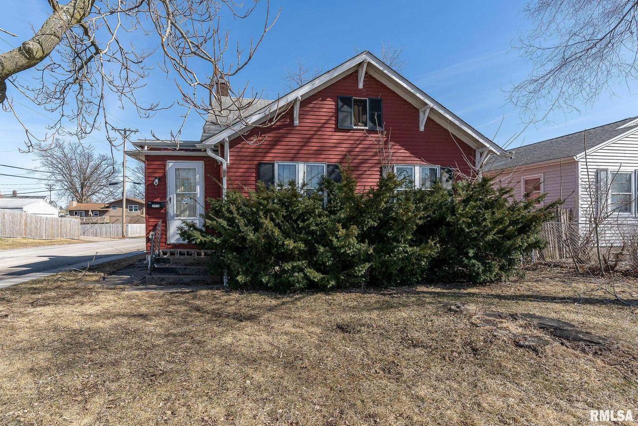 2402 33rd St., Moline, IL 61265