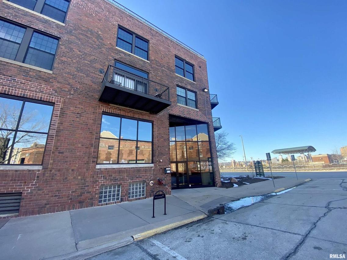 110 19th St. #202, Rock Island, IL 61201