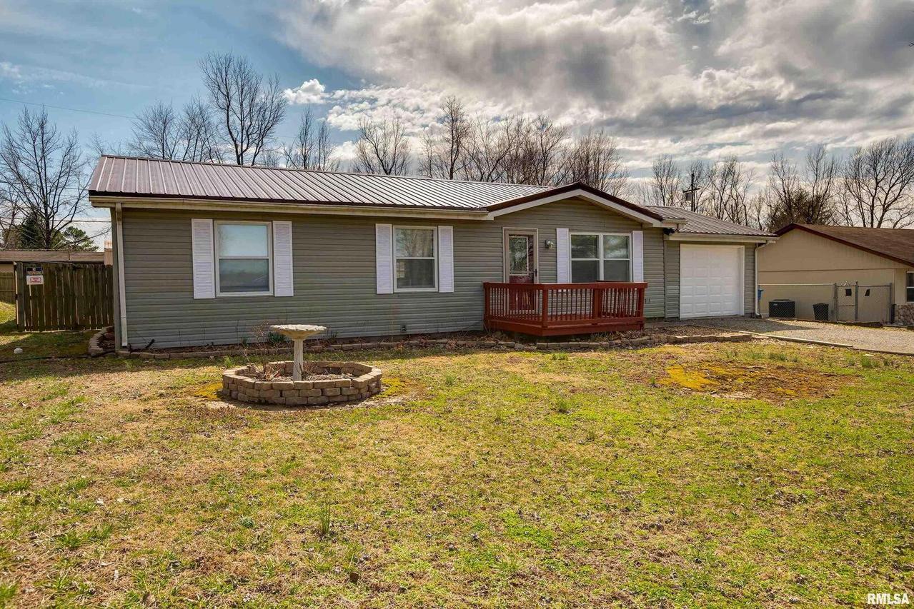 905 W Perrine St., Johnston City, IL 62951