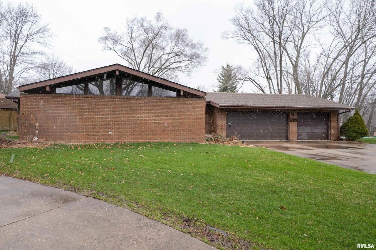 1685 33rd Avenue Ct., East Moline, IL 61244