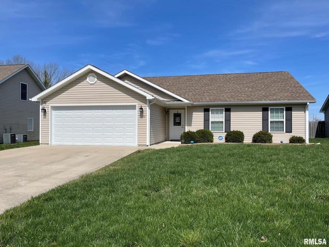 2004 E Creekwood Dr., Carbondale, IL 62901