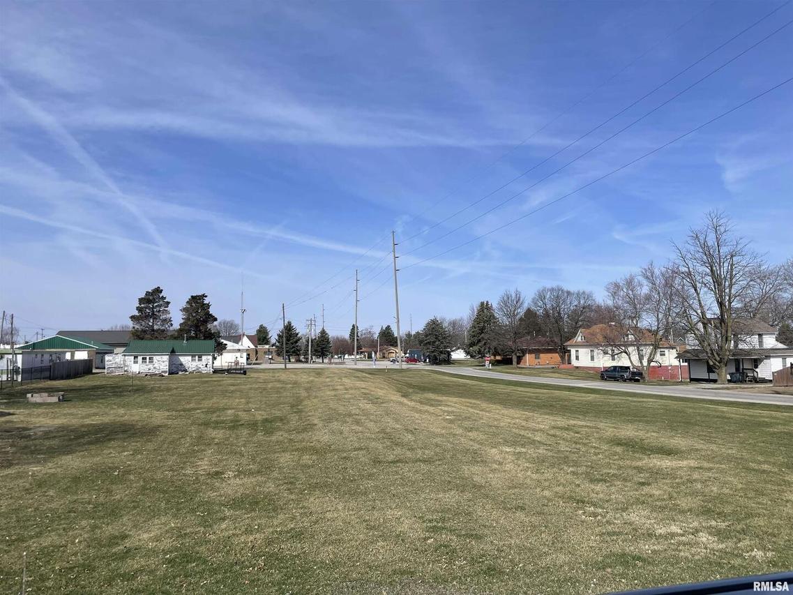 000 16th Ave., Viola, IL 61486