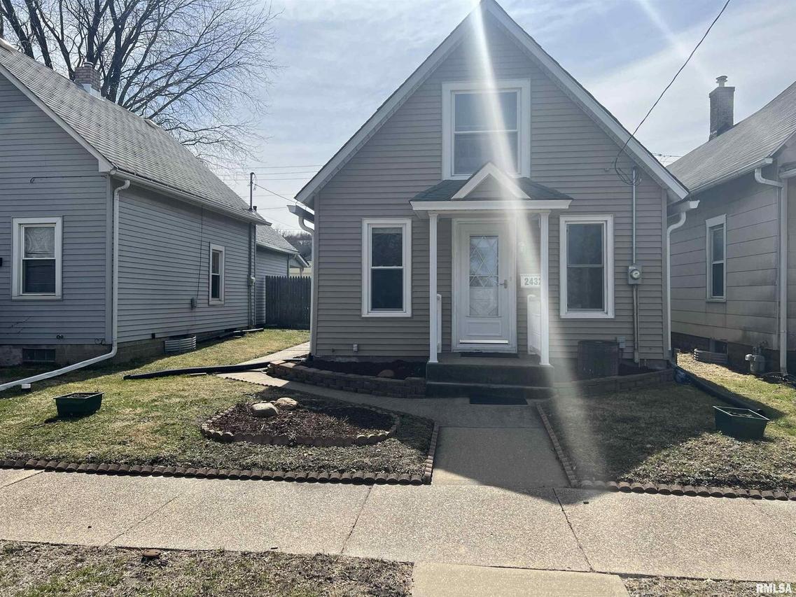 2432 4th Ave., Moline, IL 61265