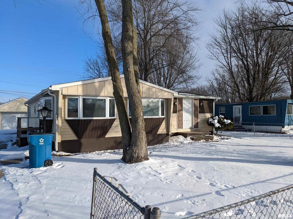 16713 10th Ave., Carbon Cliff, IL 61239