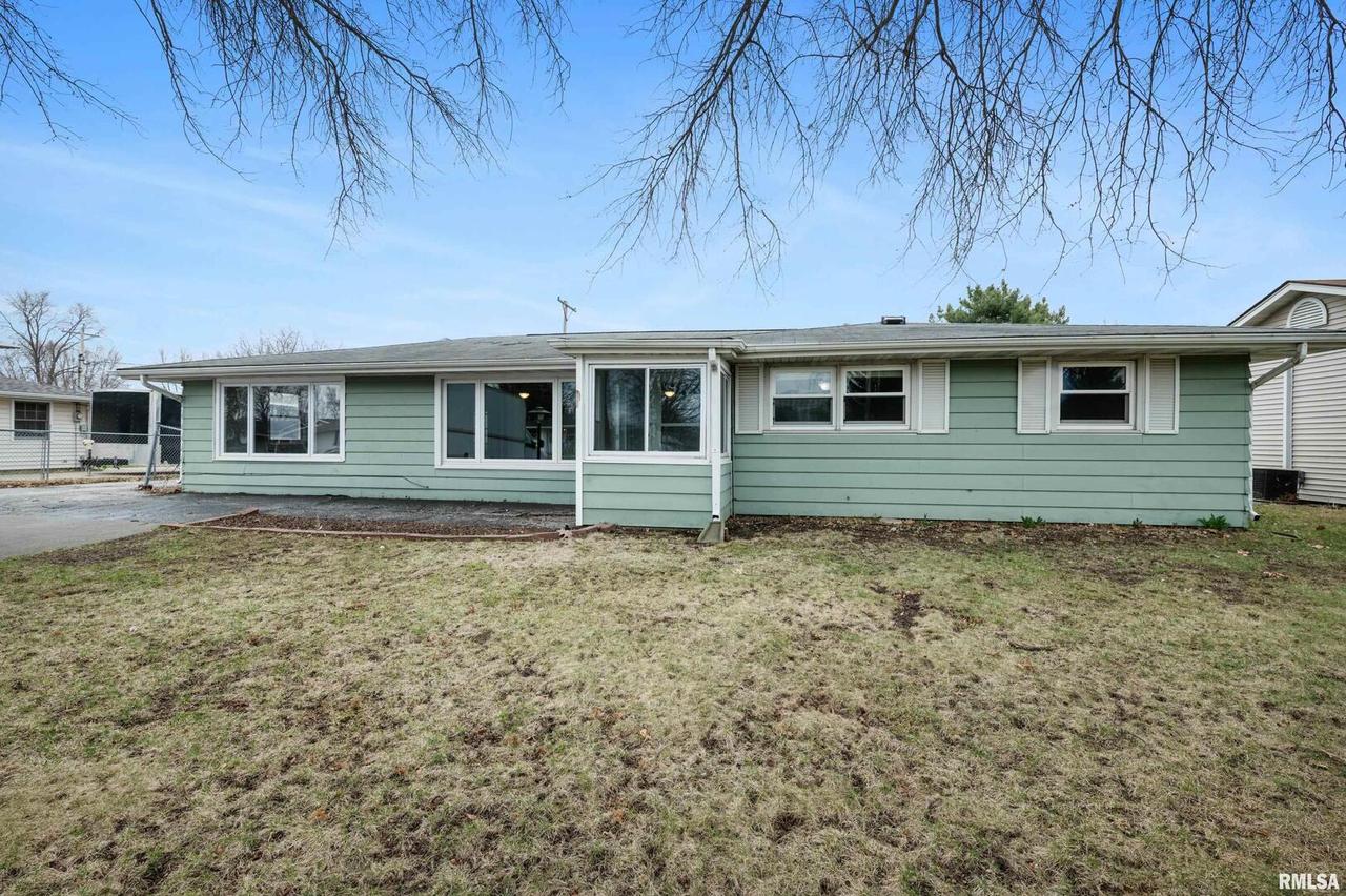 2411 10th St., Silvis, IL 61282