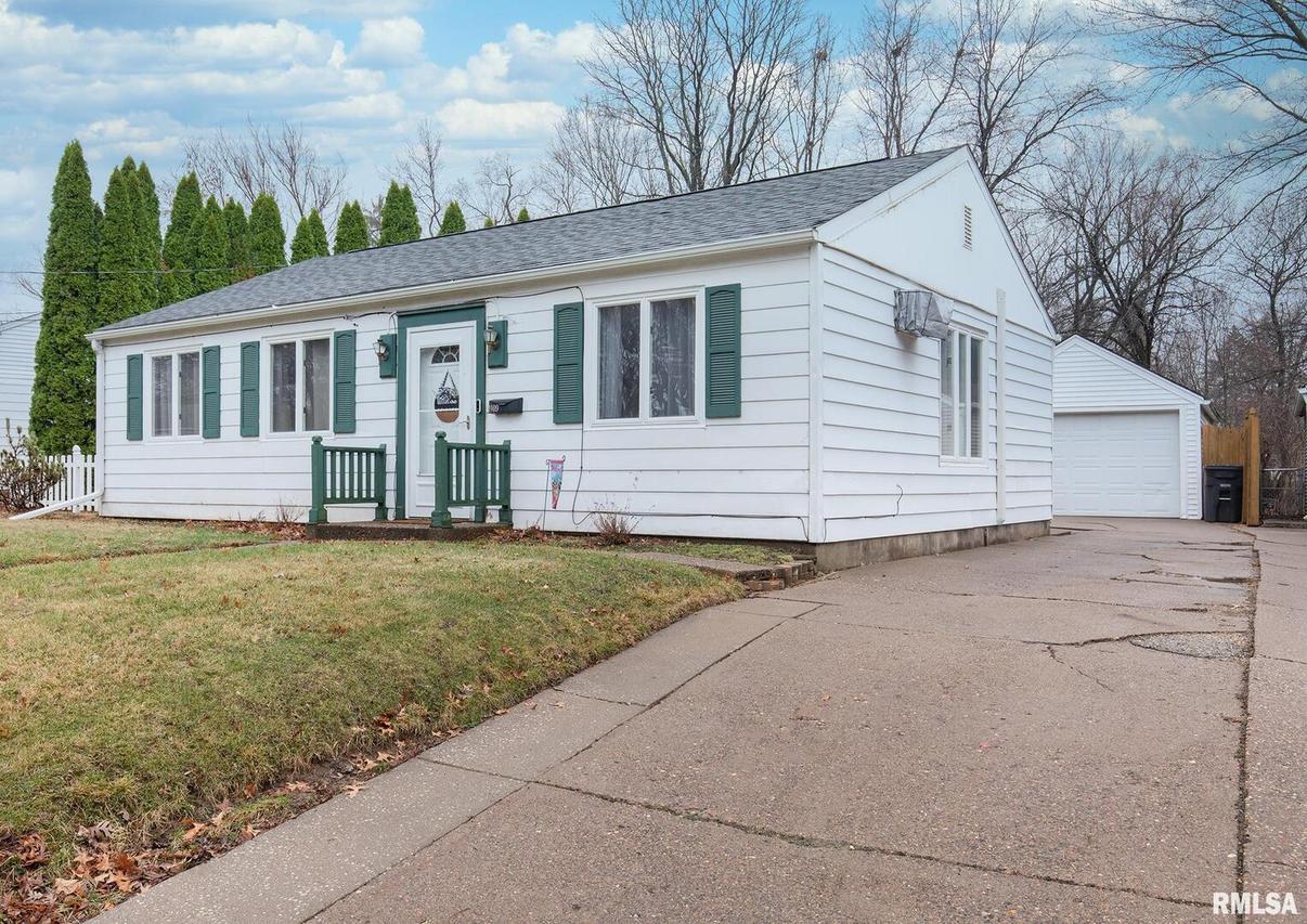 1109 37th Street Ct., Moline, IL 61265