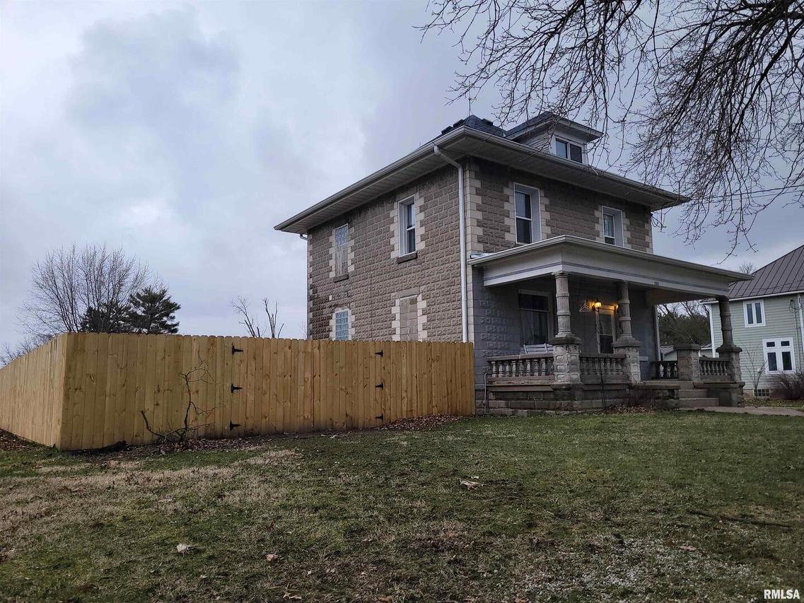 313 Main St., Hooppole, IL 61258