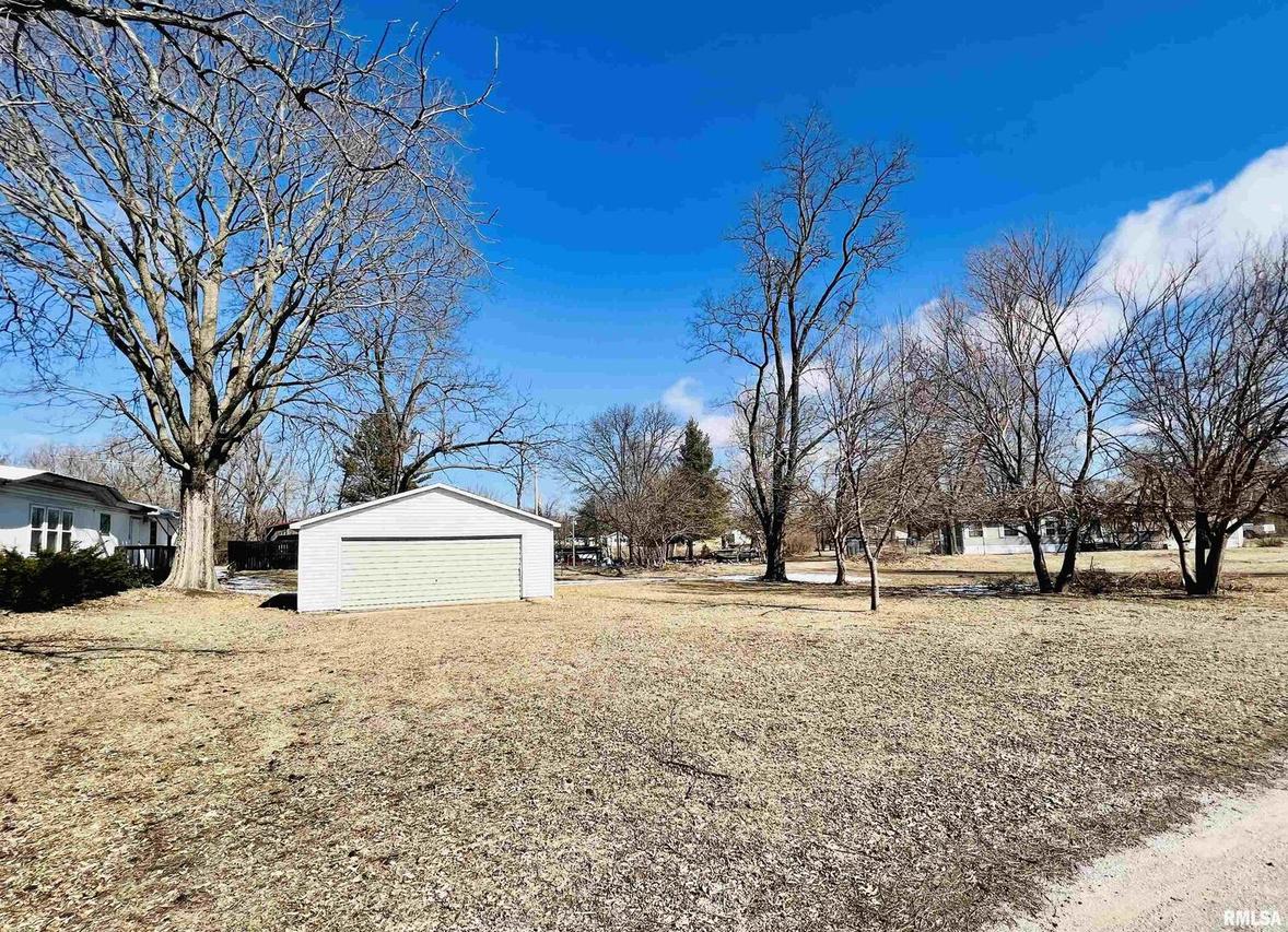 207 Railroad St., New Boston, IL 61272